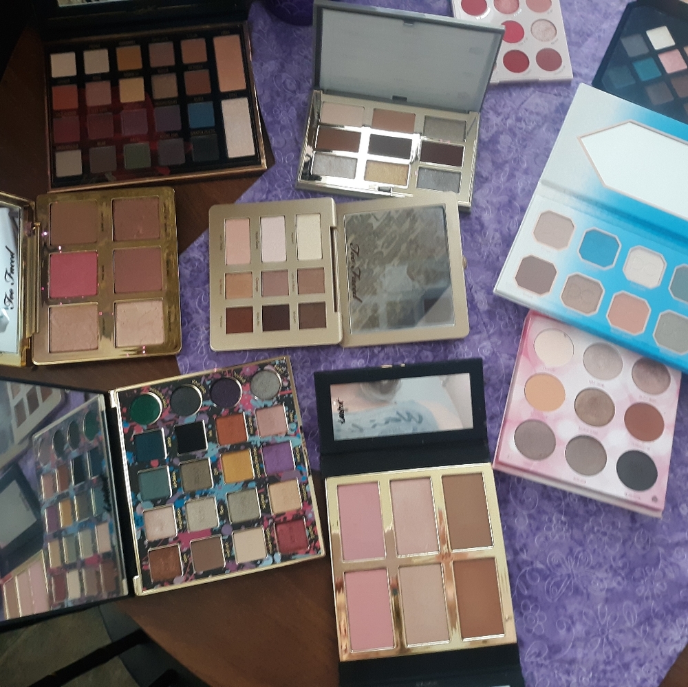 Eye shadow pallets